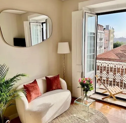 Stylish City Apartment & Sunrise From Your Sofa - Top Stay!