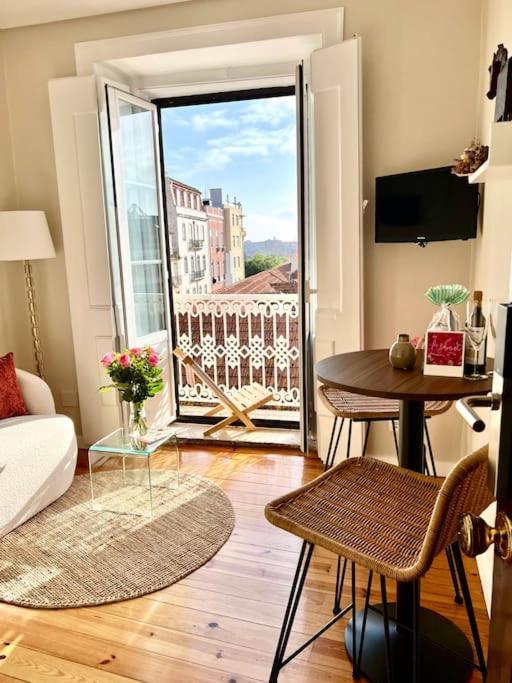 Stylish & Sunrise From Your Sofa - Stay! Lisbon
